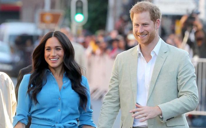 8 lần Harry và Meghan phá vỡ quy tắc Hoàng gia gây chấn động báo giới, fan lắc đầu ngán ngẩm