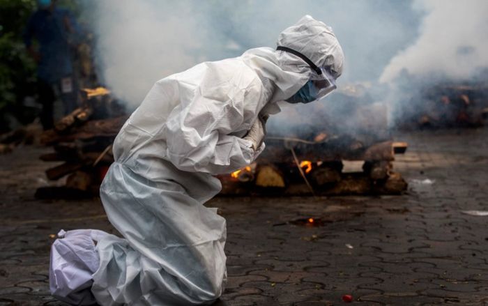 Số ca tử vong vì Covid-19 vượt mốc 4 triệu sau một năm rưỡi: Những hình ảnh đau lòng trải khắp thế giới