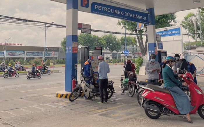 Xe gặp sự cố trên đường đi thi, 2 sĩ tử nhận được lời đề nghị bất ngờ của chú nhân viên cây xăng
