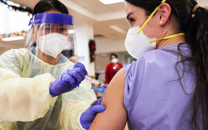 Tại sao một số người vẫn mắc Covid-19 sau khi tiêm vaccine?