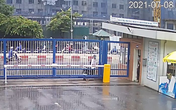 Camera xác định chính xác thời điểm nam sinh đến điểm thi muộn, bất lực gào khóc trước cổng trường
