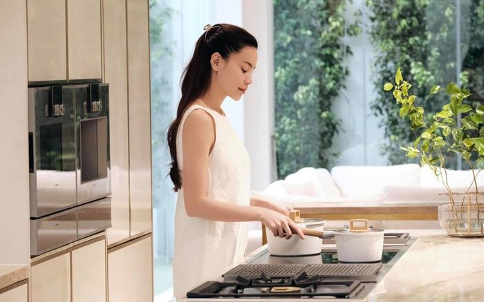 Giữa lùm xùm của Kim Lý, Hà Hồ trổ tài vào bếp: Thương chị em, việc gì cũng đến tay mình