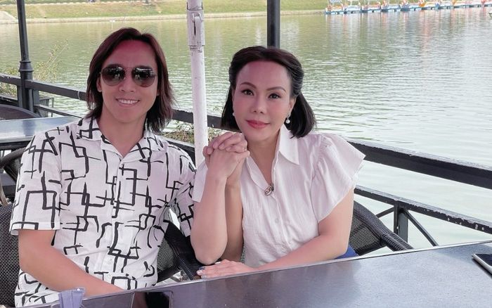 Kỉ niệm 15 năm đám cưới, Việt Hương nhắn gửi chồng: 'Đám cưới thuỷ tinh dễ vỡ, vỡ là thành ve chai'