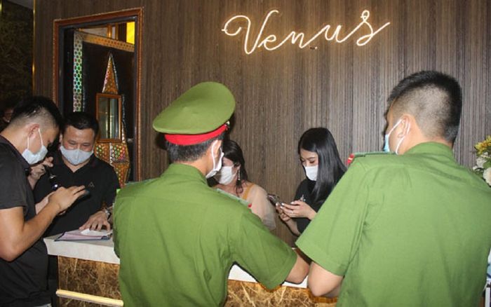 Bất chấp dịch Covid-19, quán karaoke tại Hà Nội vẫn mở cửa phục vụ khách nước ngoài