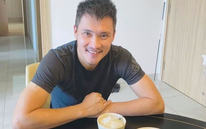 Công Vinh xuất hiện với ngoại hình 'phong trần' nhưng dân mạng chỉ chú ý vào hai chi tiết đặc biệt này!