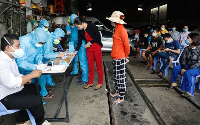 Thêm 1.112 ca mắc Covid-19, TP HCM tăng 'chóng mặt' với 879 ca