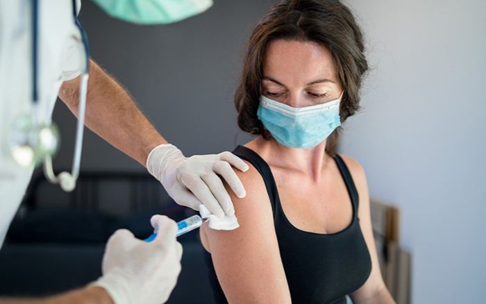 Sau khi tiêm vaccine Covid-19, thiếu nữ ở Na Uy thấy kích cỡ vòng 1 tăng