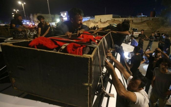 Cháy bệnh viện điều trị Covid-19 ở Iraq làm ít nhất 41 người chết: Người thân khóc nghẹn