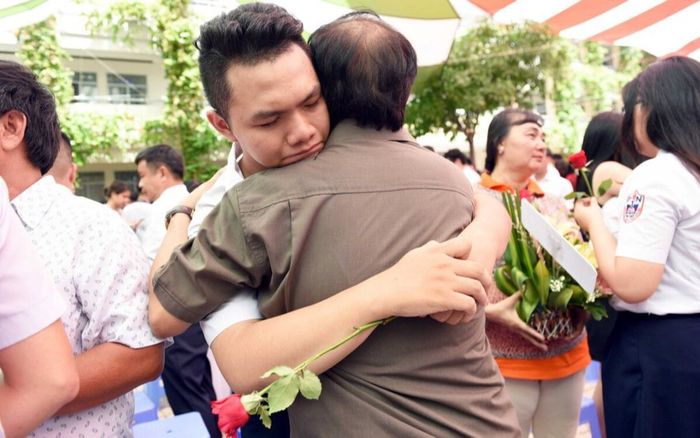 Tưởng có lời dặn dò quan trọng, ai ngờ thầy giáo nhắn một câu khiến đám học trò 'giận tím người'