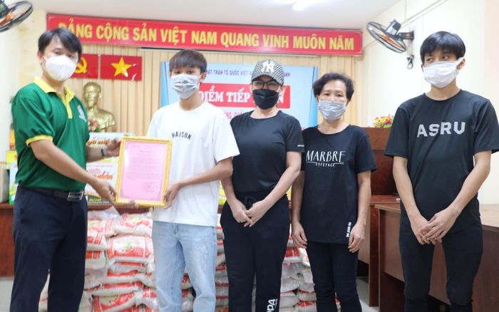 Hậu ồn ào, Phi Nhung bất ngờ lộ ảnh đi làm từ thiện cùng Hồ Văn Cường