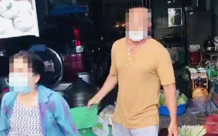 Vi phạm Chỉ thị 16, đôi vợ chồng bán rau tràn lề đường còn to tiếng đôi co với tổ công tác