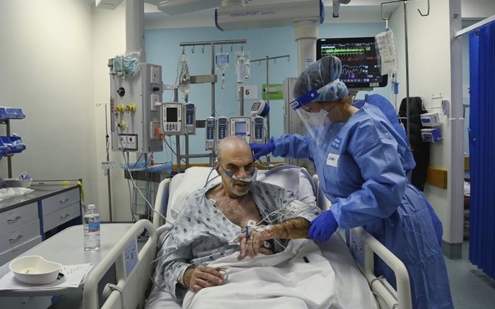 Cảnh bệnh nhân Covid-19 giành giật sự sống trong khu chăm sóc đặc biệt: 'Chẳng ai được miễn trừ'