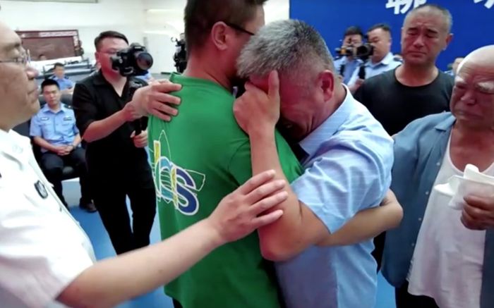 Con trai bị bắt cóc, người cha lái xe rong ruổi đi tìm suốt 24 năm và cuộc đoàn tụ trào nước mắt