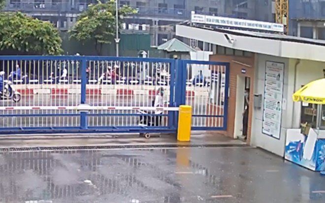 Nam sinh đến điểm thi muộn, gào khóc trước cổng trường có được dự thi tốt nghiệp THPT đợt 2?