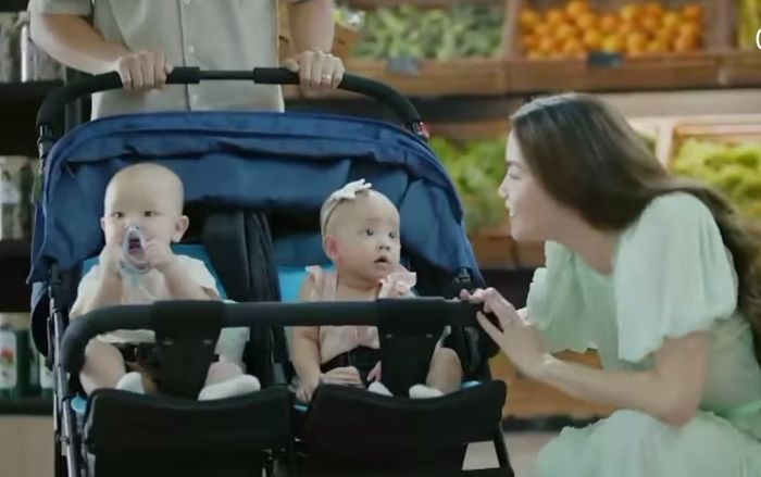 Cặp song sinh Lisa - Leon lần đầu đóng quảng cáo cùng bố mẹ, dân mạng ai cũng xuýt xoa vì quá đáng yêu