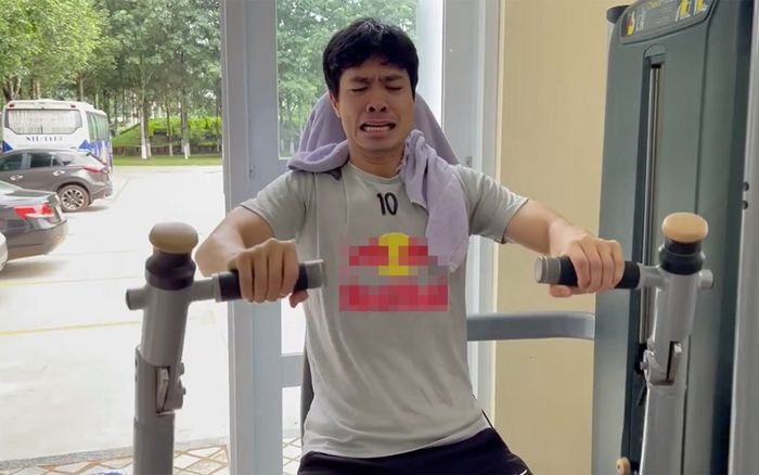 Công Phượng tập gym mà biểu cảm như diễn hài hình thể, khiến huấn luyện viên chỉ biết lắc đầu