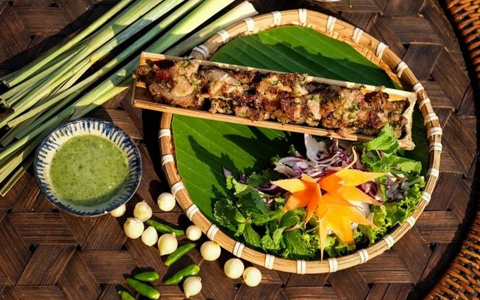 Đặc sản heo lai hấp, nướng ống tre