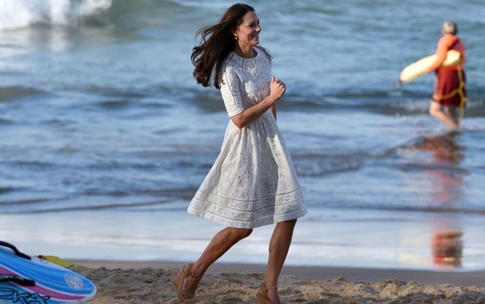 15 bức ảnh hiếm hoi của gia đình Hoàng gia Anh vui đùa tại bãi biển