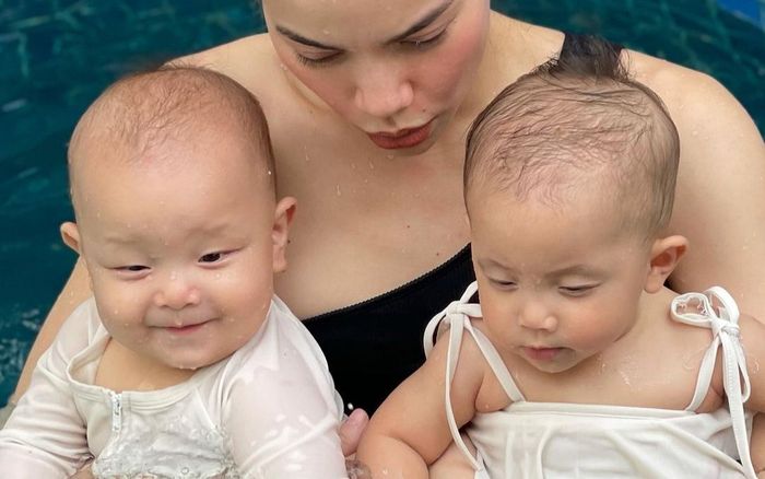 Hậu trường đóng quảng cáo của hai nhóc tì nhà Hà Hồ: Leon làm gì mà chị Lisa phải 'mệt mỏi'?