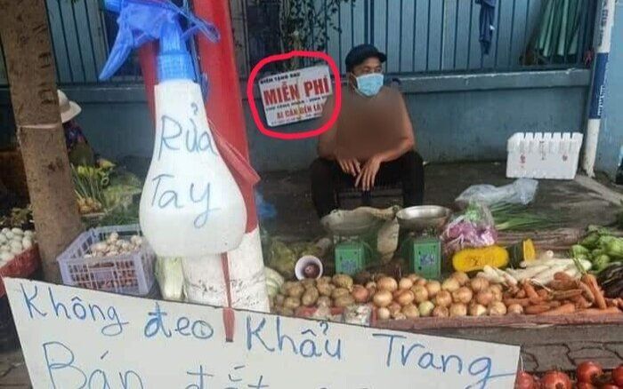 Mới bị chửi vì pha bán hàng 'cực chất', anh chàng bán rau lại gây bão dư luận vì hành động đẹp này