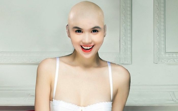 Cận cảnh Ngọc Trinh của Vũ Khắc Tiệp cạo đầu và nàng WAGs xuống tóc