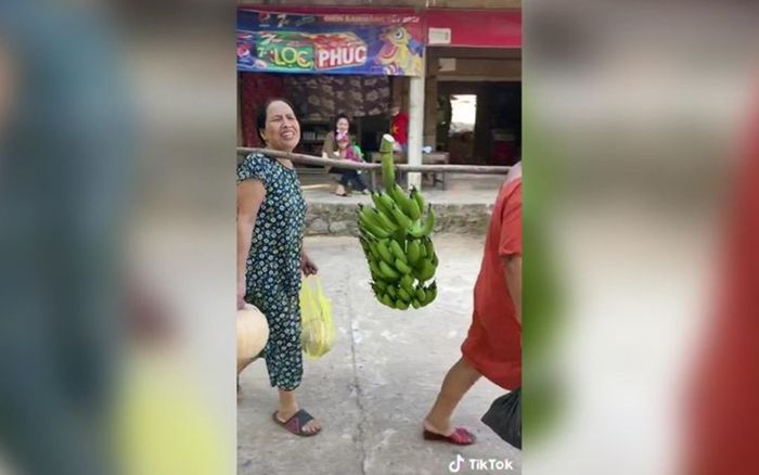 Khoảnh khắc dễ thương của 2 người phụ nữ xách đồ quyên góp và hào hứng nói 'Tất cả vì miền Nam ruột thịt'