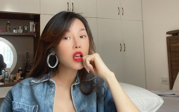 Sinh con chưa được 1 tuần, Quế Vân đã úp mở vòng một căng đầy cùng nhan sắc xinh đẹp