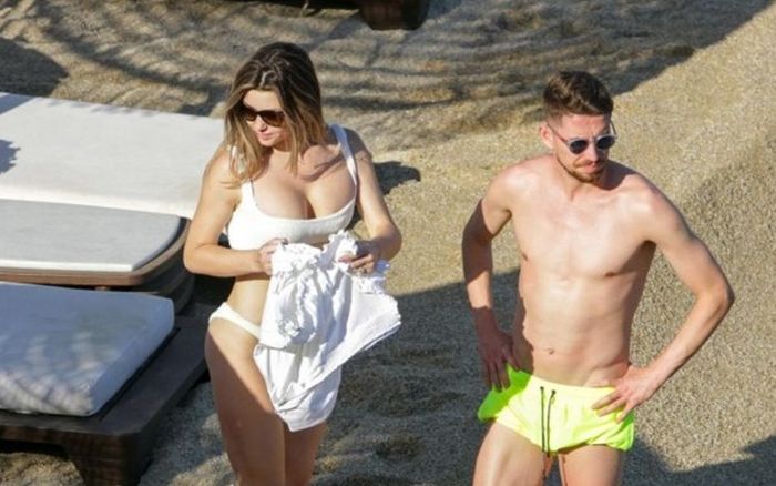 Nàng WAGs khoe vòng một bốc lửa khi đi du hí cùng nhà vô địch EURO 2020