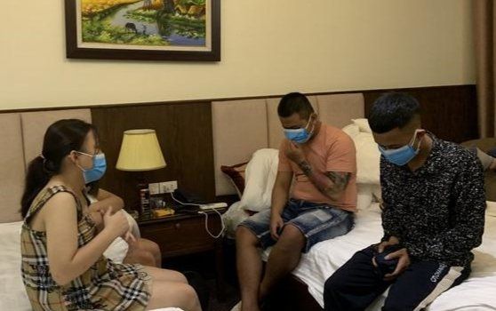 Bất chấp dịch, 4 thanh thiếu niên vẫn tụ tập 'bay lắc' trong khách sạn