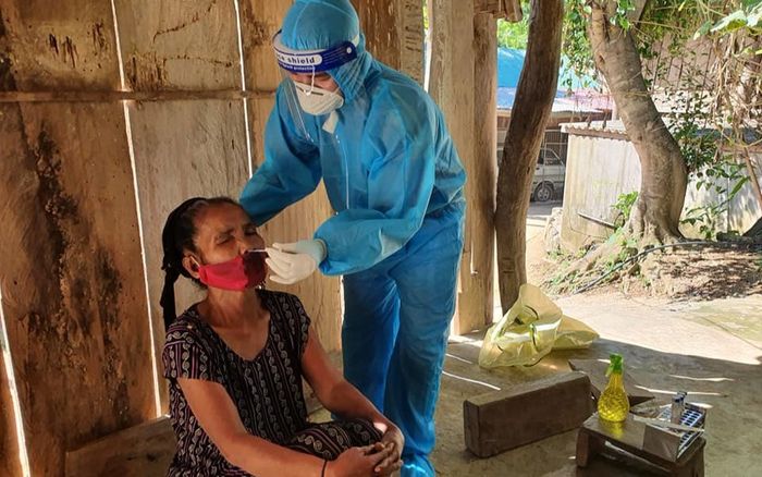 Vợ chồng chở nhau đi khám, cả 2 cùng dương tính SARS-CoV-2