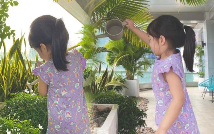 Hoa hậu Đặng Thu Thảo khoe ảnh con gái giúp mẹ tưới cây, ra dáng chị cả trong gia đình