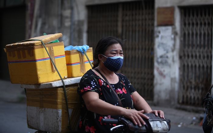 Tiểu thương Hà Nội rưng rưng nước mắt quay xe trước cổng chợ trong ngày đầu thực hiện Công điện 15