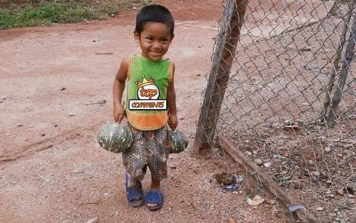 'Cay khóe mắt' hình ảnh cậu bé mồ côi tay cầm 2 quả bí đến ủng hộ Sài Gòn: 'Con chỉ có từng đây...'