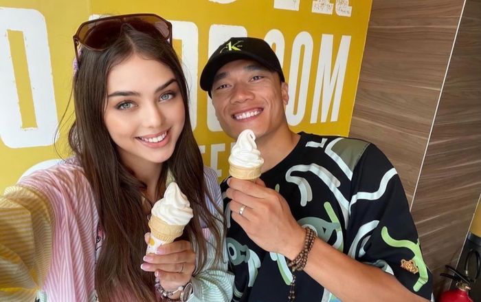 Thủ môn Bùi Tiến Dũng tình tứ ôm bạn gái tại sân bay giữa lúc dịch bệnh căng thẳng