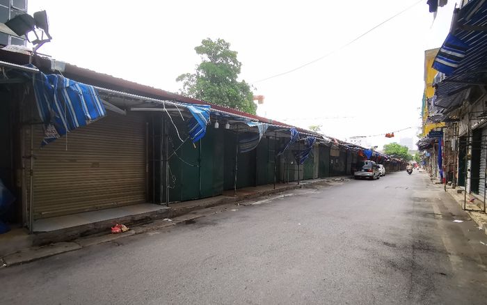 Dịch Covid-19 bùng phát trở lại, 'thiên đường mua sắm' của sinh viên Hà Nội vắng vẻ chưa từng thấy