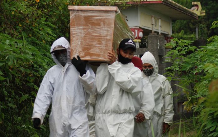 Indonesia điêu đứng vì thảm hoạ Covid-19: Nhiều người lặng lẽ qua đời trong lúc cách ly tại nhà