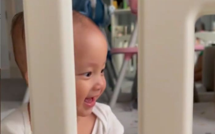 Hà Hồ quay lén con gái Lisa cười 'bung lụa', khi bị phát hiện liền thay đổi thái độ