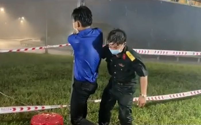 Xúc động hình ảnh lực lượng chức năng ướt sũng áo quần, gắng ghì chặt lều dã chiến giữa cơn giông lốc