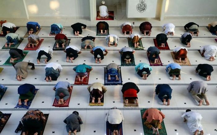 Số ca mắc Covid-19 cao kỷ lục, người Indonesia vẫn tụ tập, mang cả thảm ra ngoài ngõ cầu nguyện