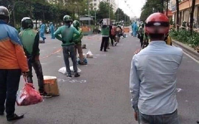 Hình ảnh shipper công nghệ vất vả mùa dịch: 'Không có họ thì người bị cách ly, phong tỏa phải làm sao?'