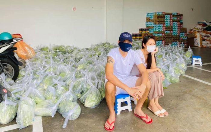 Công Vinh - Thủy Tiên bán rau 1 tỷ 1 bó, mùa dịch giảm giá 'sốc'