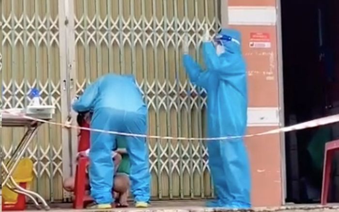 Clip: Tình nguyện viên dỗ dành em bé lấy mẫu xét nghiệm cực đáng yêu