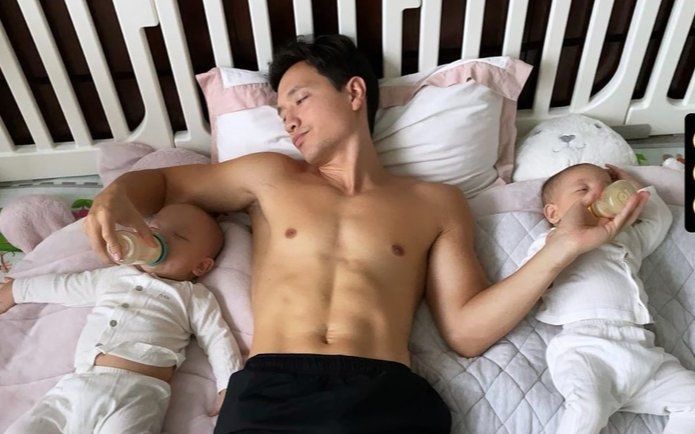 Sáng sớm mà Kim Lý đã vất vả chăm con: Một nách hai con