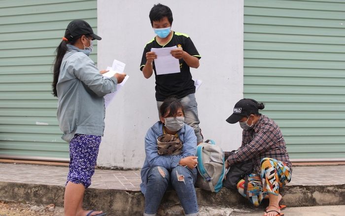 Gia đình 4 người phải đạp xe từ Đồng Nai về Nghệ An vỡ òa khi được về nhà