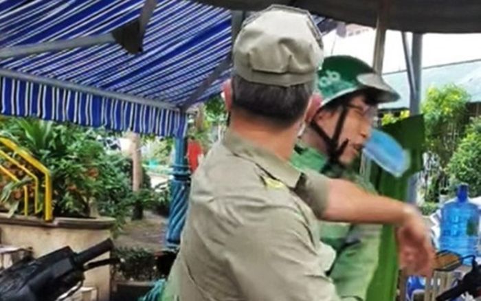 Xuất hiện clip ghi lại cảnh 2 bảo vệ tổ dân phố tát vào mặt, liên tục lăng mạ shipper tại chốt phong tỏa