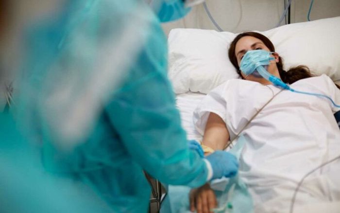 Bệnh nhân trẻ mắc Covid-19 cầu xin được tiêm vaccine khi nhập viện, bác sĩ: 'Xin lỗi, đã quá muộn'