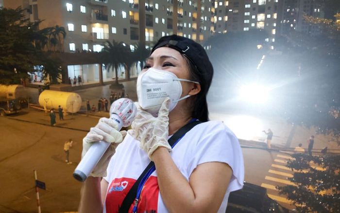 Phương Thanh phục vụ văn nghệ cho hơn 10.000 F0 trong bệnh viện dã chiến: Hoành tráng như 'concert'!