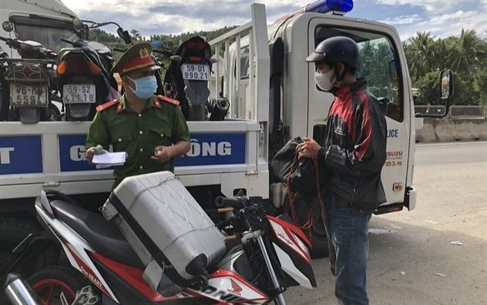 Hơn 650 người chạy xe từ vùng dịch về Quảng Ngãi, 1 người nhiễm Covid-19