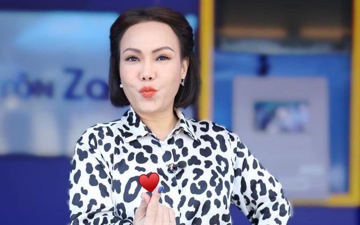 Đang làm từ thiện Việt Hương phải 'nghỉ tu 5 phút' để đáp trả người trách móc mình