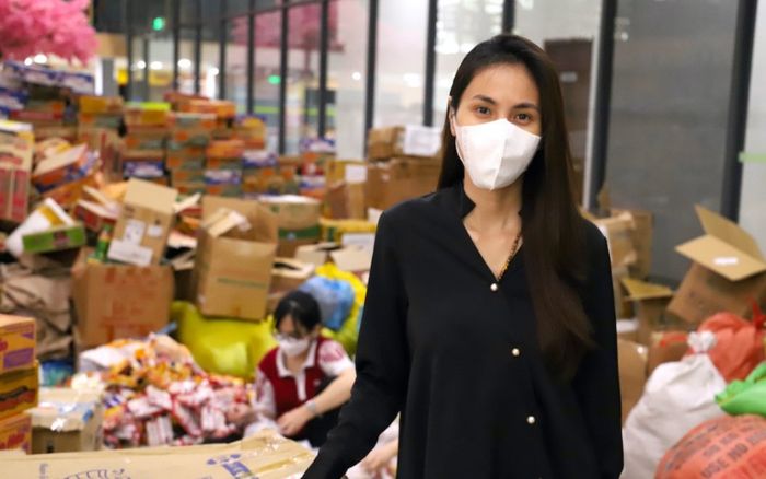 Thủy Tiên bức xúc đáp trả anti-fan 'bớt gõ phím', cầu xin đi bốc hàng cứu trợ sau khi bị tố 'nhận vơ'